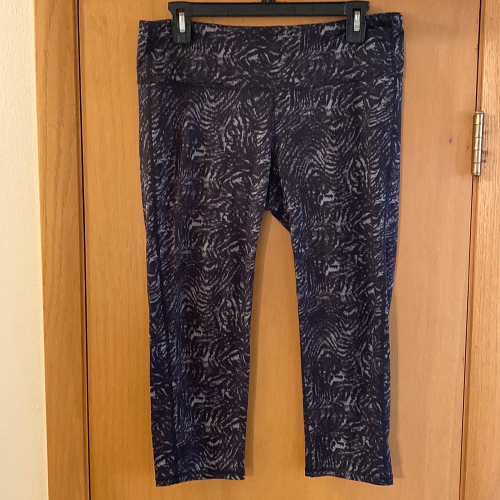 Athleta Zebra Print Chaturanga Capri Cropped Leggings Black Size Large